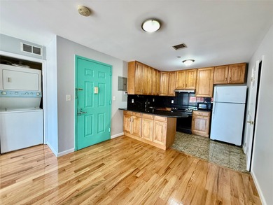 A well maintained 2 bedrooms, 2 bathrooms condo in Flushing