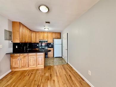 A well maintained 2 bedrooms, 2 bathrooms condo in Flushing