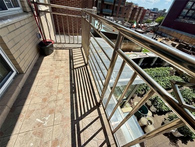 A well maintained 2 bedrooms, 2 bathrooms condo in Flushing