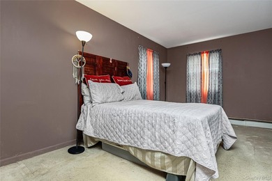 4-bedroom home with a flexible layout in Bay Shore and a - photo 19