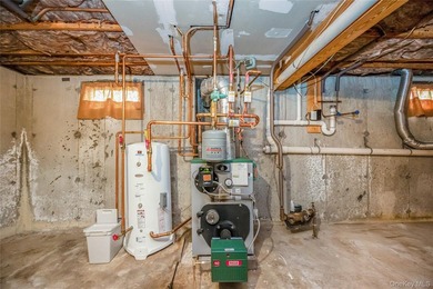 4-bedroom home with a flexible layout in Bay Shore and a - photo 24