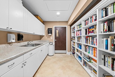 Move right into this beautifully maintained, fully furnished - photo 25