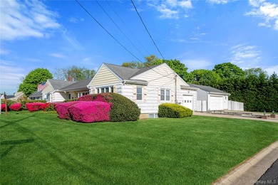 WELCOME TO YOUR NEXT HOME! SOLID BUILT 1957 HARDWOOD FLOORS - photo 9