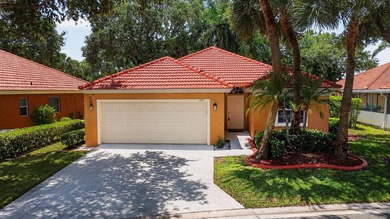 WOW - Awesome pool home with renovated kitchen, flooring and - photo 2