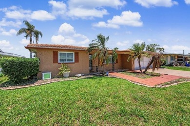 WOW, a newly polished gem in an ideal Florida setting, this - photo 2