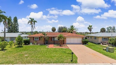 WOW, a newly polished gem in an ideal Florida setting, this - photo 4