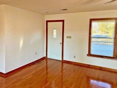 Beautiful riverfront property featuring a spacious 3-bedroom - photo 2