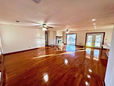 Beautiful riverfront property featuring a spacious 3-bedroom - photo 3