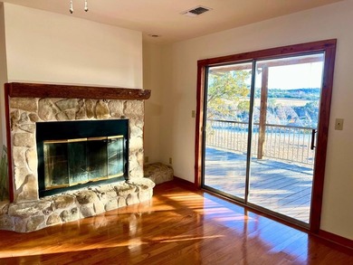 Beautiful riverfront property featuring a spacious 3-bedroom - photo 4