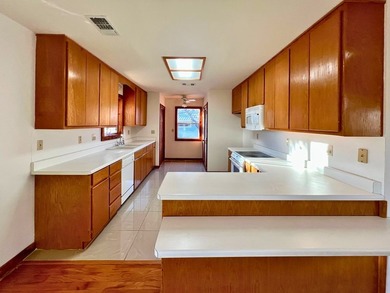 Beautiful riverfront property featuring a spacious 3-bedroom - photo 5