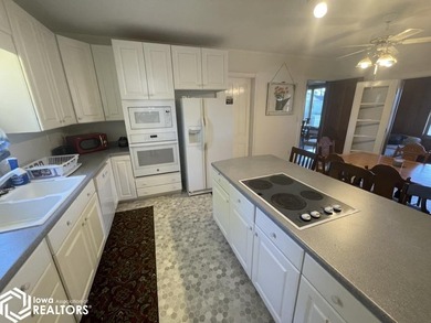 Here's a great opportunity to own this historic home with lots - photo 6