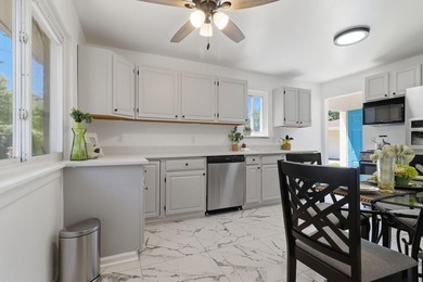 Charming, fully updated 3-bed, 2-bath home - move-in ready and - photo 8