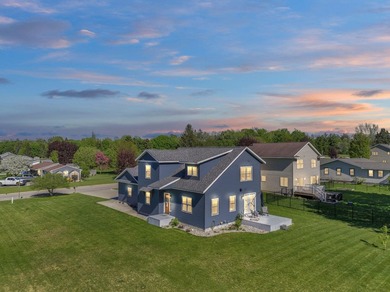 Beautiful, Recently Built 3 Bedroom, 2.5 Bath Home in Prime - photo 1