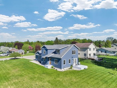Beautiful, Recently Built 3 Bedroom, 2.5 Bath Home in Prime - photo 2