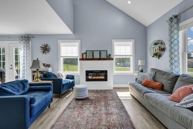 Beautiful, Recently Built 3 Bedroom, 2.5 Bath Home in Prime - photo 4