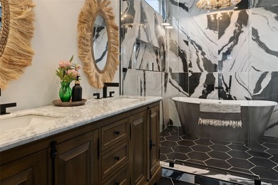 MOTIVATED SELLER WILL LOOK AT ALL OFFERS! This stunning - photo 17