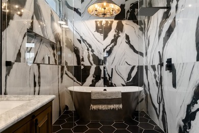 MOTIVATED SELLER WILL LOOK AT ALL OFFERS! This stunning - photo 18