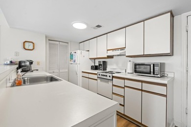 Welcome Home! This meticulously maintained 2 bedroom, 2 bathroom - photo 22