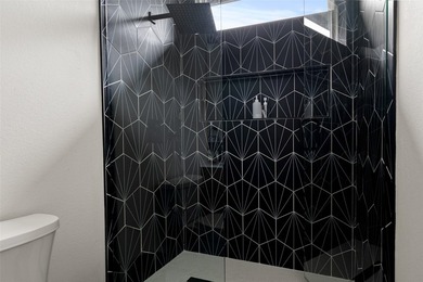 MOTIVATED SELLER WILL LOOK AT ALL OFFERS! This stunning - photo 30