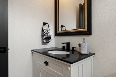 MOTIVATED SELLER WILL LOOK AT ALL OFFERS! This stunning - photo 32