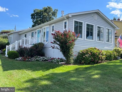 Welcome to your Charming Coastal Cottage Lifestyle! Exceptional - photo 3