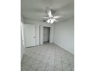 Updated Corner 3 bdr 2 bth plus den Villa. White wood kitchen - photo 9