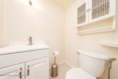 Welcome to 38 Stone Ln, Staten Island, NY 10314 - a - photo 18