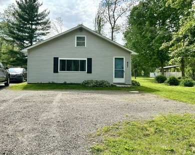Cute 2 bed 1 bath home with a spacious kitchen and a possible - photo 2