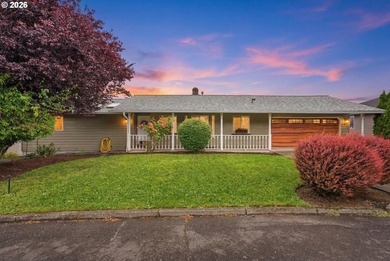 Columbia River view home with flexible living options and - photo 1