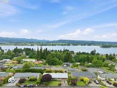 Columbia River view home with flexible living options and - photo 2