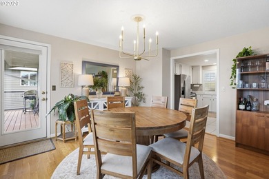 Columbia River view home with flexible living options and - photo 9