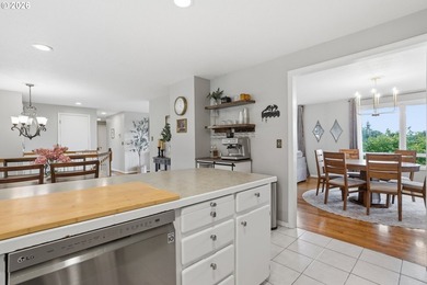 Columbia River view home with flexible living options and - photo 10