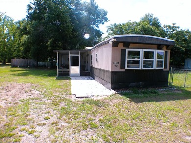 This updated, 2-bedroom, 1.5-bath mobile home, built in 1973 - photo 4