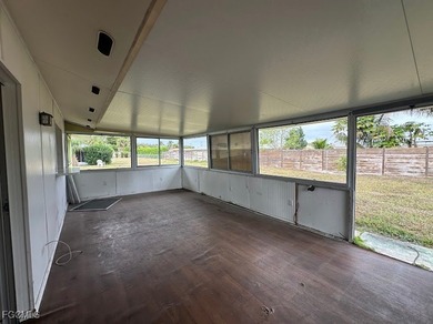 Welcome to 1727 Cornwallis Pkwy, a classic SE Cape Coral home