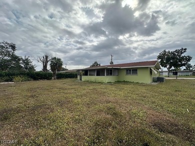 Welcome to 1727 Cornwallis Pkwy, a classic SE Cape Coral home
