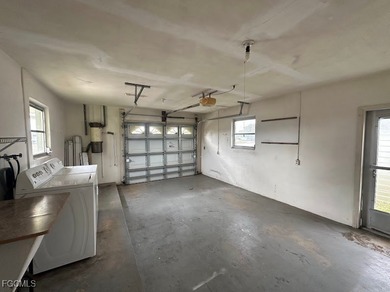 Welcome to 1727 Cornwallis Pkwy, a classic SE Cape Coral home