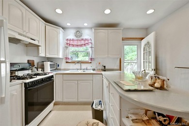 Opportunity knocks! This 1,858 sq. ft. colonial sits on a 0 - photo 6