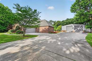 Luxury Living Near Lake Texoma | Custom-Built Estate on 1 Acre - photo 3
