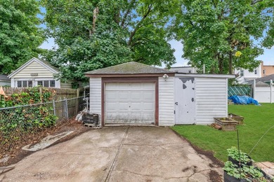 This detached two-family features a 3-bedroom/1-bathroom unit - photo 11