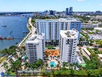 Welcome to this stylishly designed Flagler Dr. open airy one - photo 1