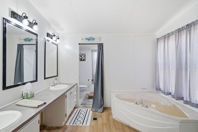 Escape to the peace and quiet of the country with this - photo 11