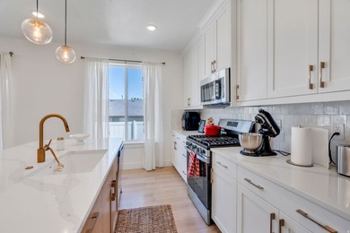 LIKE NEW IN THE HEART OF MAPLETON! This beautifully maintained - photo 14