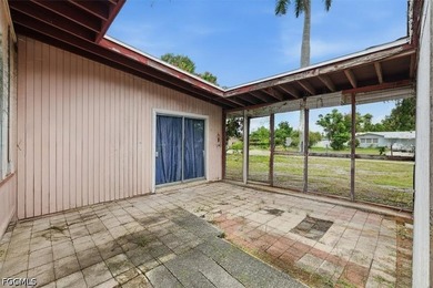 INVESTOR SPECIAL in The Villas! Calling all flippers, renovators - photo 2