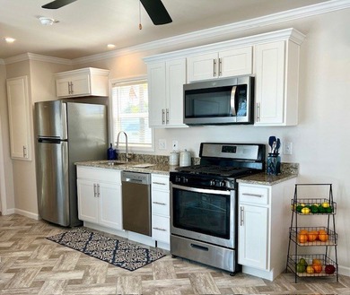 Amazing opportunity to live in a beautiful home with impressive - photo 3