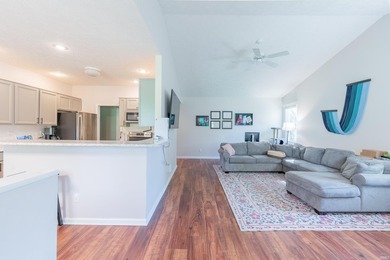Welcome to this beautifully maintained 3-bedroom, 2-bathroom - photo 8