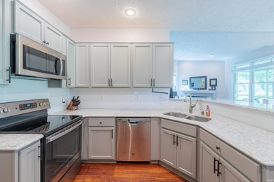Welcome to this beautifully maintained 3-bedroom, 2-bathroom - photo 9