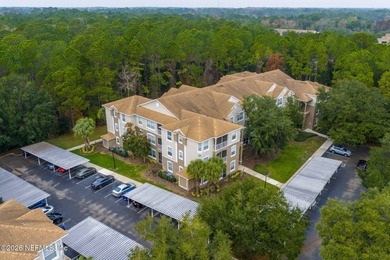 Beautiful 3-bedroom, first-floor condo offering easy - photo 2