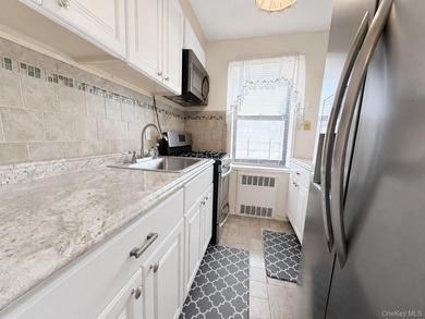 Welcome to a penthouse level Vernon Manor two bed co-op located - photo 5