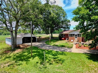 Country living at its finest! Welcome to this retreat with a - photo 4