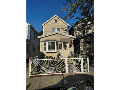 Legal single-family detached home with private driveway Spacious - photo 1